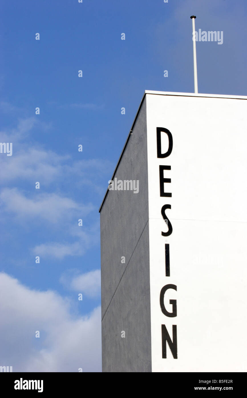 Design Museum building à Londres Angleterre Shad Thames. Bâtiment dans la lumière du soleil avec ciel bleu en arrière-plan. Banque D'Images