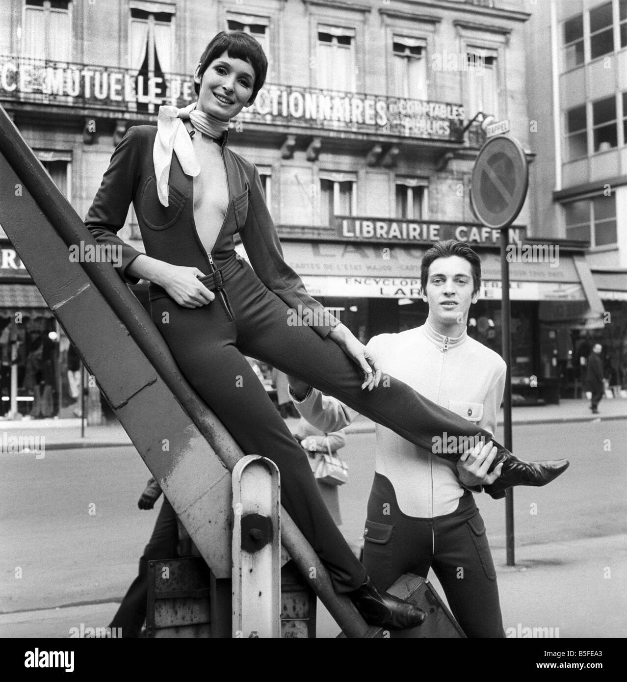 Ruben Torres, concepteur de ces combinaisons semblables, pense que les vêtements unisexe sont la chose de l'avenir. Janvier 1969 Banque D'Images