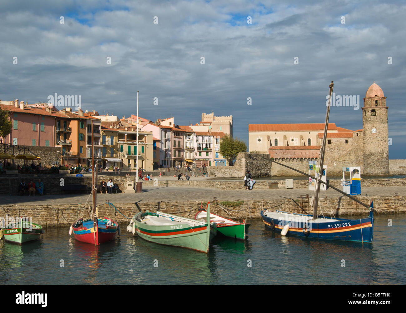 Bateaux de pêche catalane en Méditerranée port de Collioure. Banque D'Images