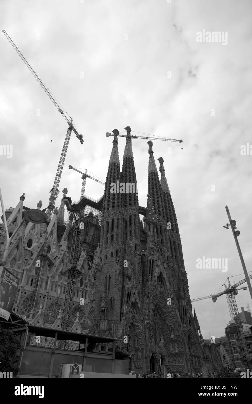 Le Templo Expiatorio de la Sagrada Família (Espagnol, 'Temple expiatoire de la Sainte Famille'. vertical et en noir et blanc Banque D'Images
