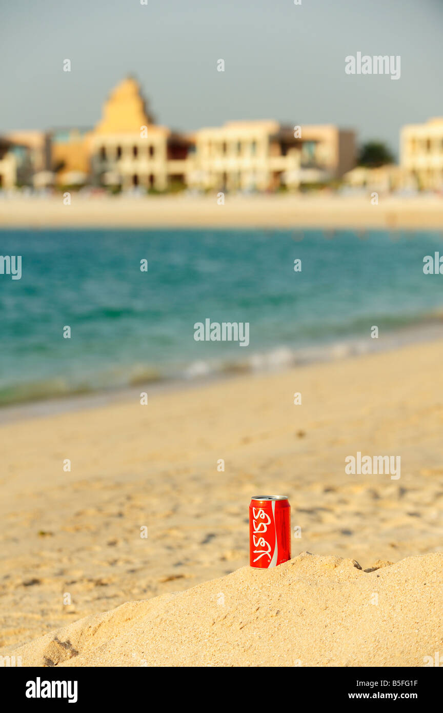 L'arabe Coca Cola à la plage, eau Banque D'Images