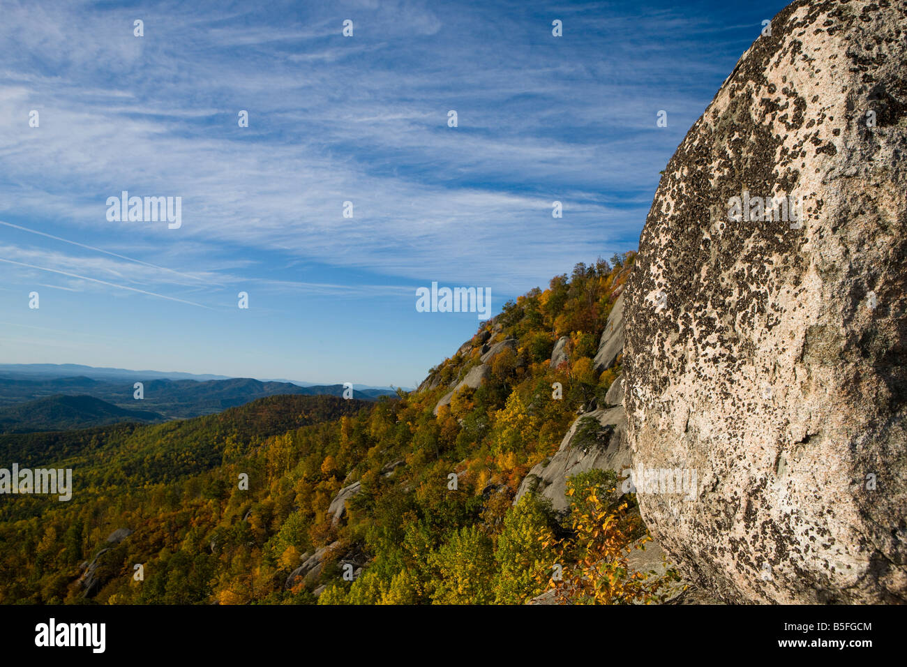 Sommet de granit exposés vieux Rag Mountain avec ciel bleu profond, le Parc National Shenandoah, en Virginie. Banque D'Images