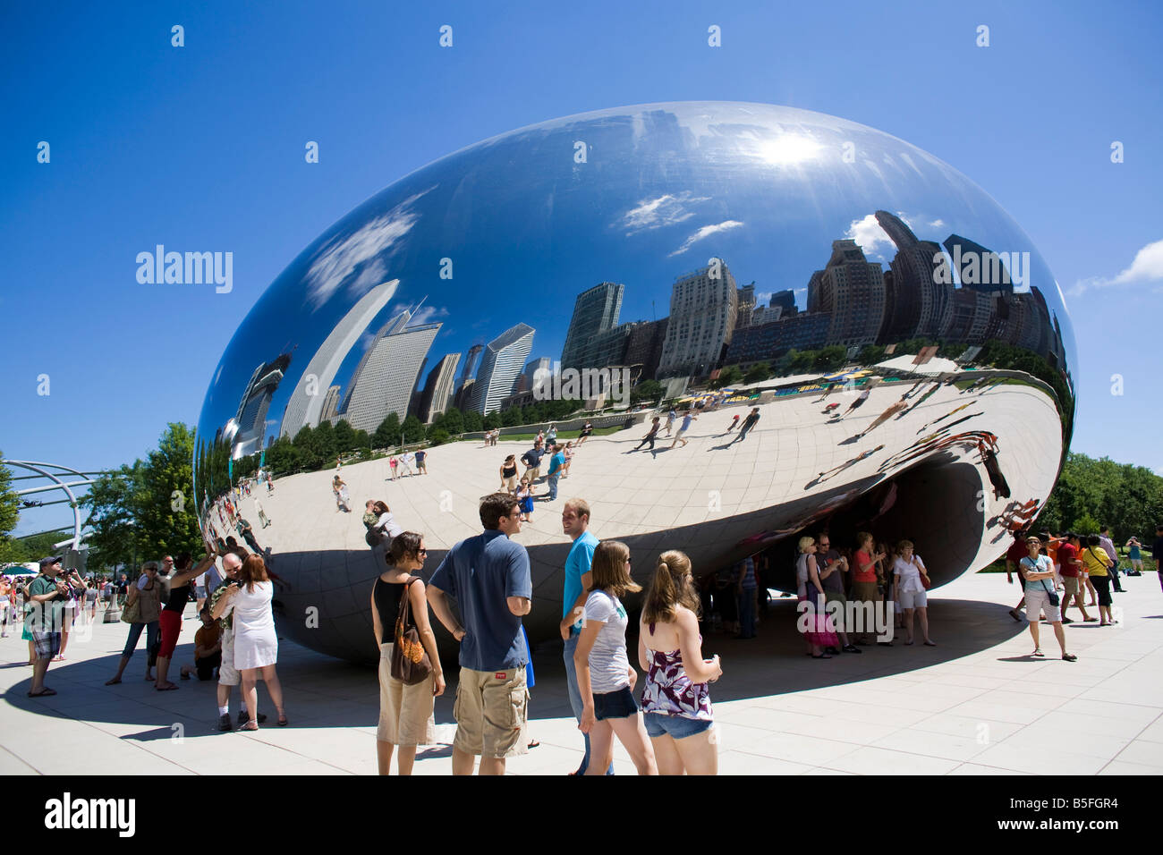 Une vue de l'horizon de Chicago telle que reflétée dans le Millennium Park's Cloud Gate sculpture Banque D'Images