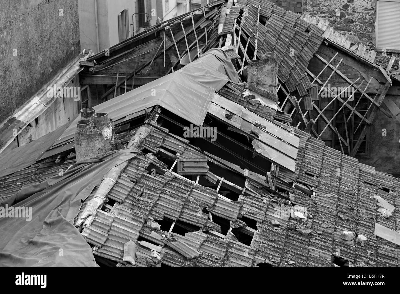 Un toit en ardoise est effondré sur une maison Banque D'Images