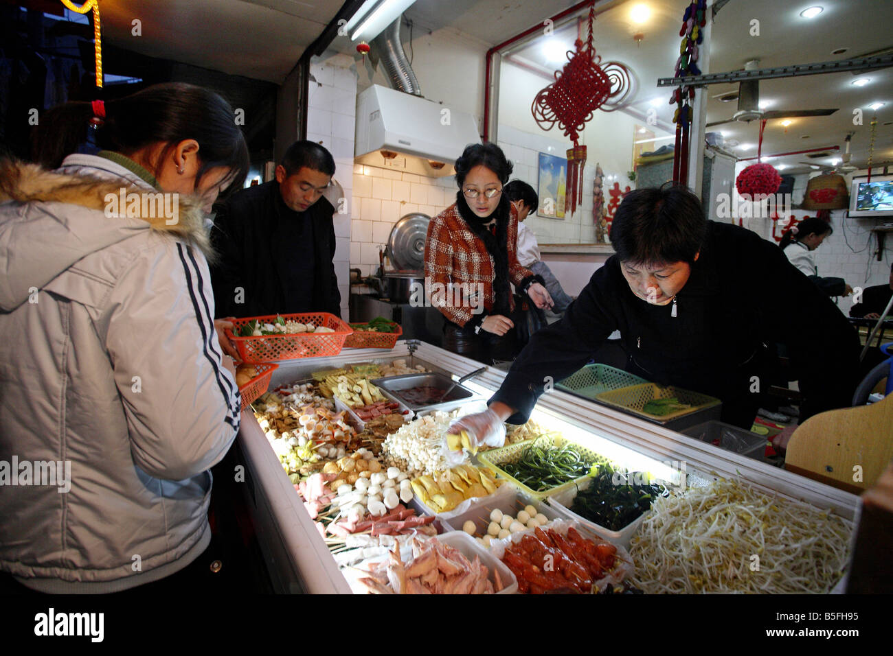 Une échoppe de marché aux légumes à Shanghai, Chine Banque D'Images