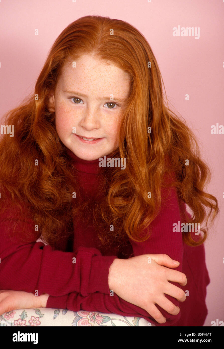 Portrait jeune fille avec de longs cheveux rouges Banque D'Images