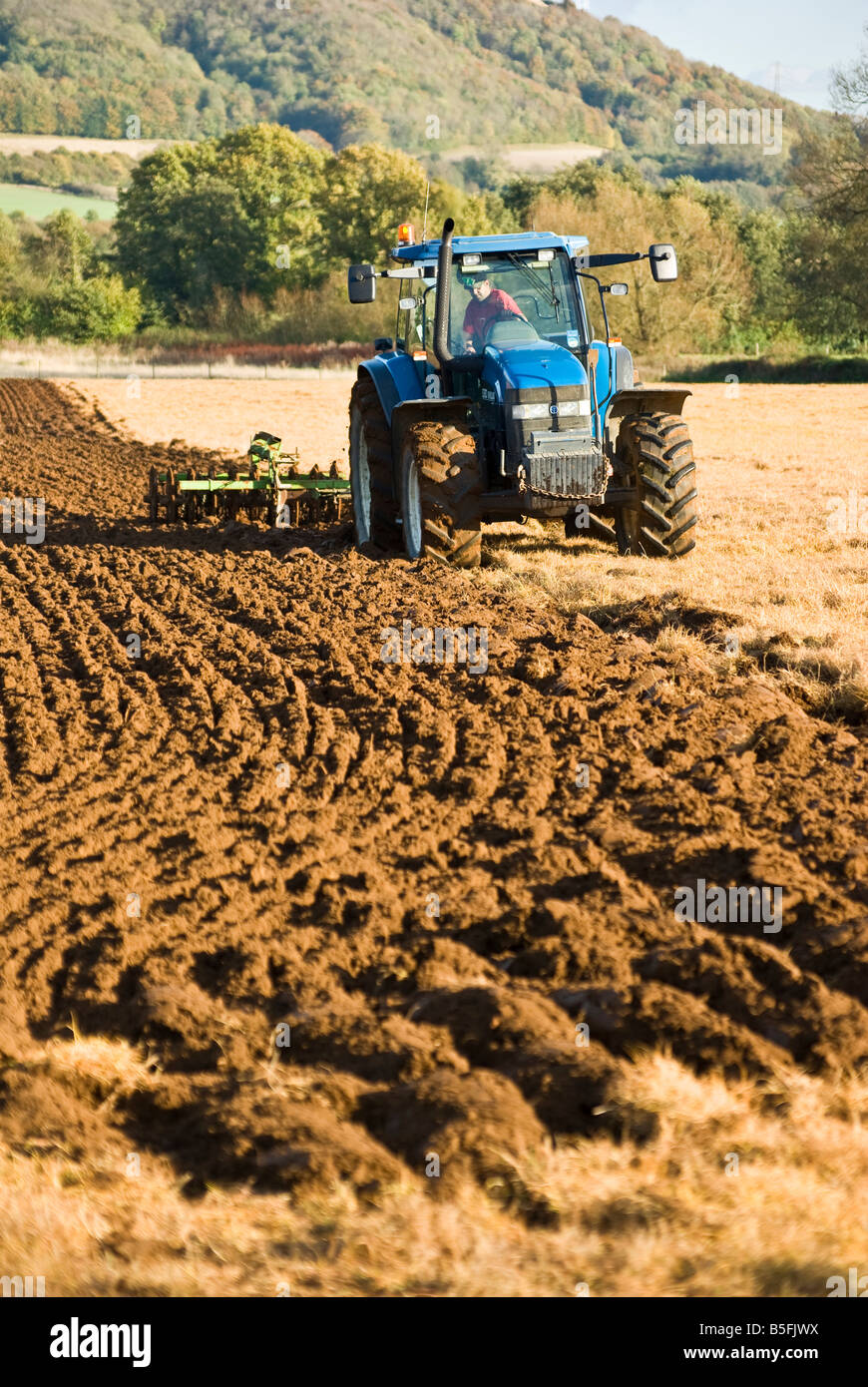 Labourer et herser un champ dans le Wiltshire England UK UE Bromham Banque D'Images