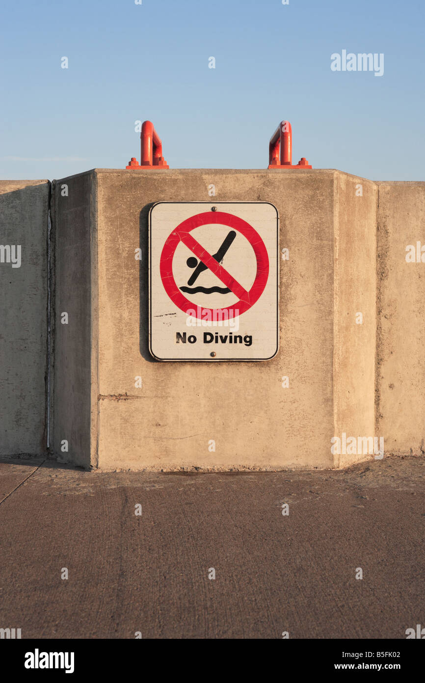 Un No-Diving «' signe sur une jetée met en garde les nageurs. Banque D'Images