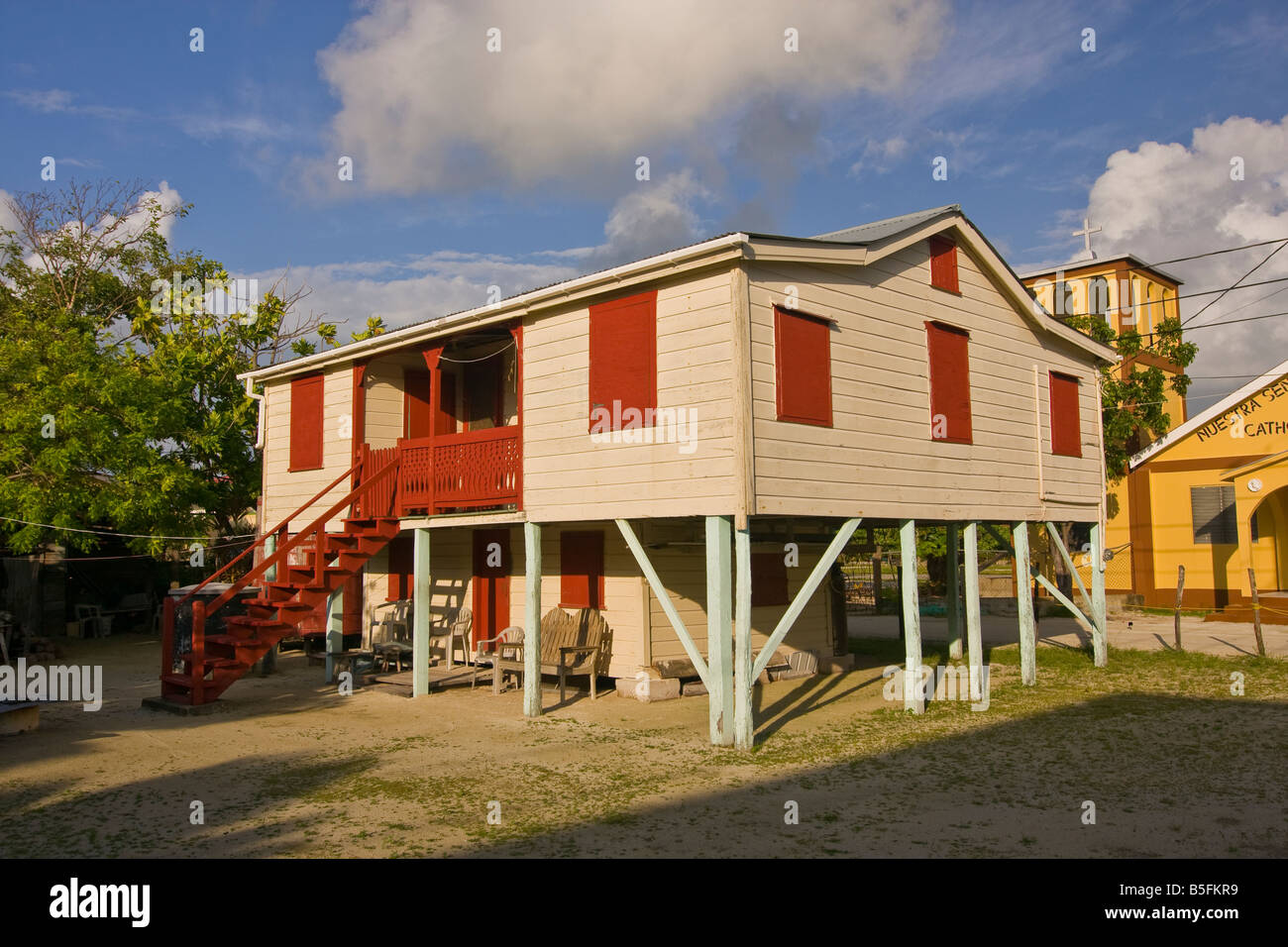 CAYE CAULKER BELIZE chalet traditionnel en bois sur pilotis avec volets Banque D'Images