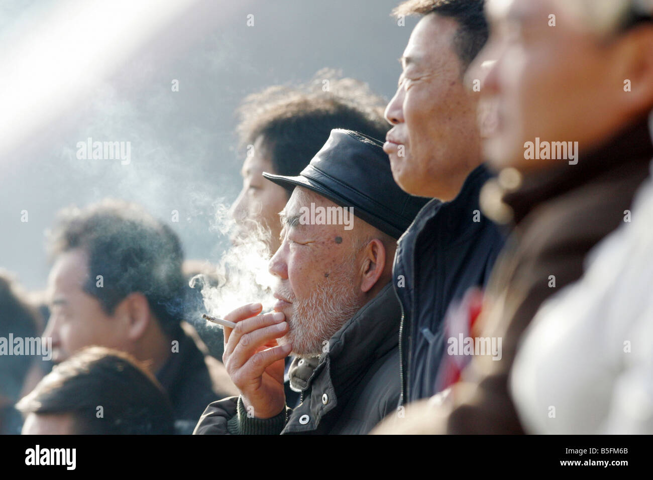 Les hommes aux courses de chevaux, l'un de fumer la cigarette, Séoul, Corée du Sud Banque D'Images