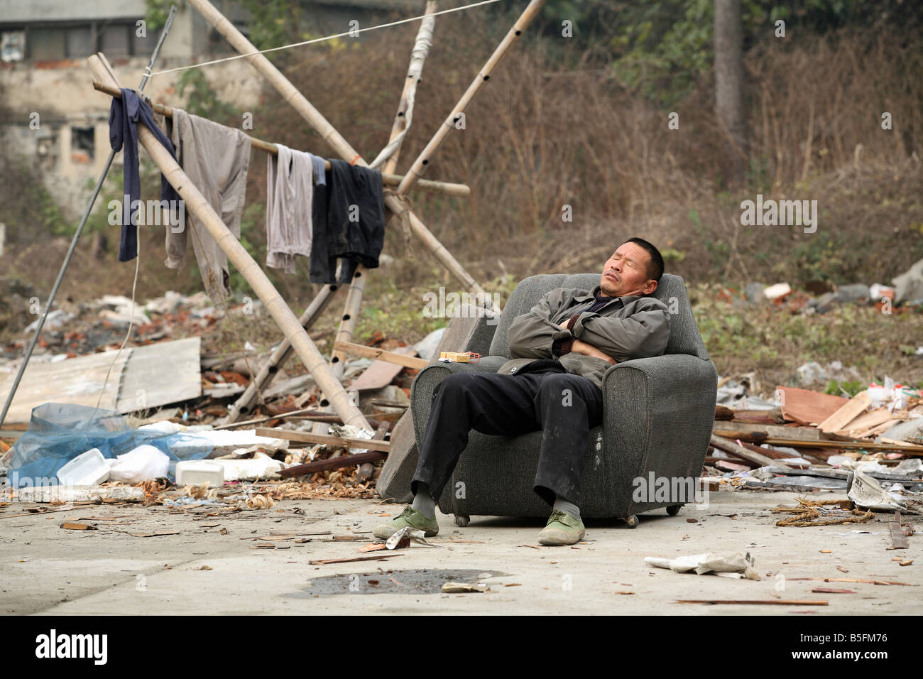 Un homme asiatique dormir dans une chaise, Suzhou, Chine Banque D'Images