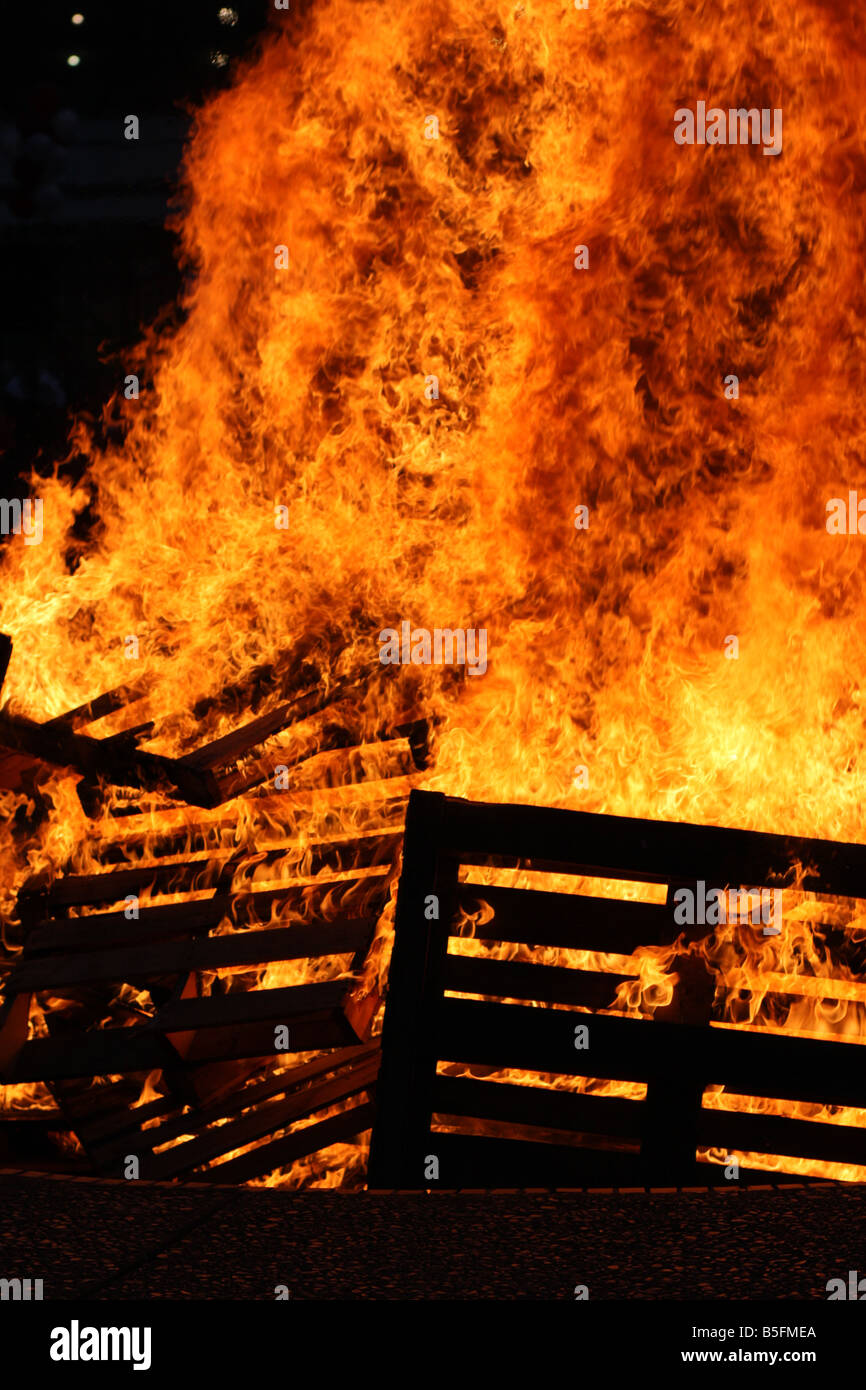 Les flammes d'un feu brûler ardemment dans l'avant un match de football collège retour Banque D'Images