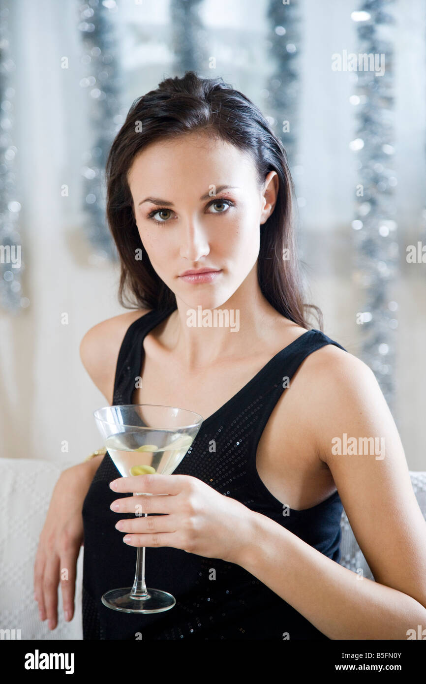 Femme avec un verre de martini Banque D'Images