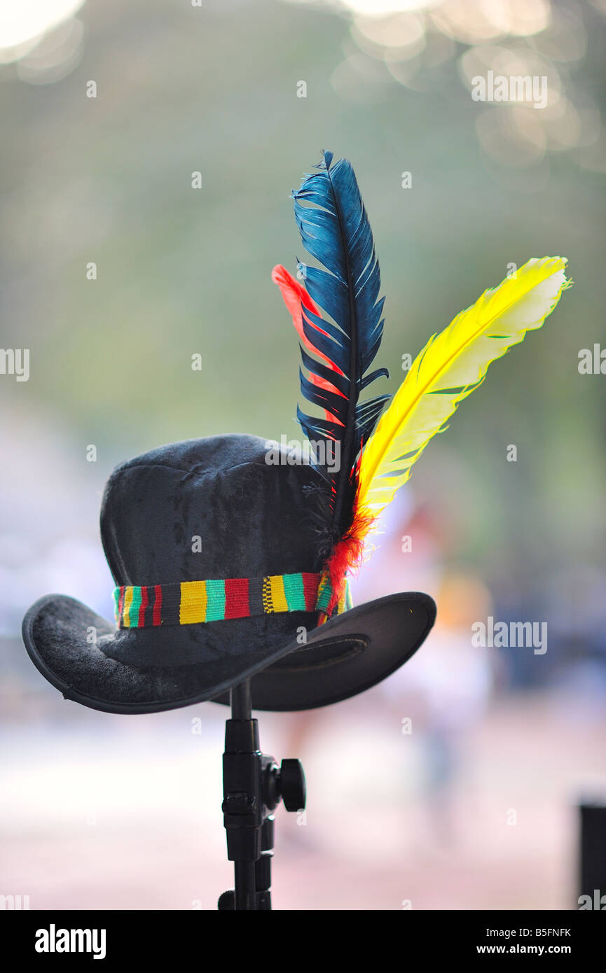 Chapeau avec plume Banque de photographies et d'images à haute résolution -  Alamy