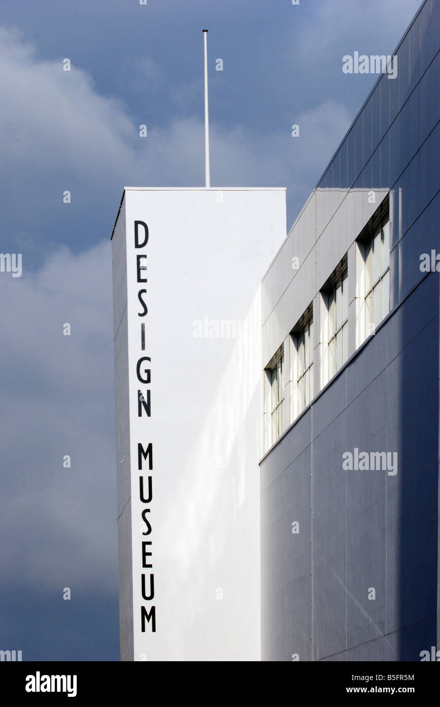 Design Museum building à Londres Angleterre Shad Thames. Bâtiment dans la lumière du soleil avec les nuages de tempête dans l'arrière-plan. Banque D'Images