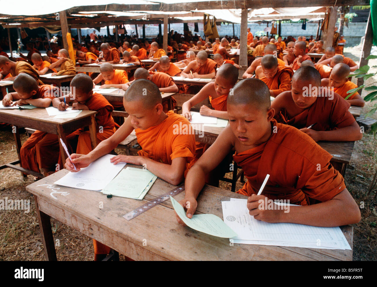 Thaïlande : des moines bouddhistes pendant un test d'examen Banque D'Images