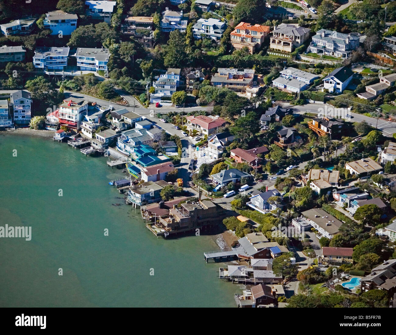Vue aérienne au-dessus de Belvédère Marin County propriété riveraine résidentielle du nord de la baie de San Francisco, Californie Banque D'Images