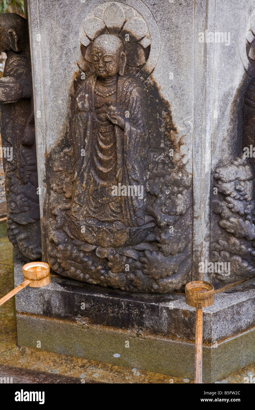 La ville de Kyoto Japon Adashino Nenbutsu ji : sculpture Bouddha avec balanciers en bambou pour le lavage rituel Banque D'Images