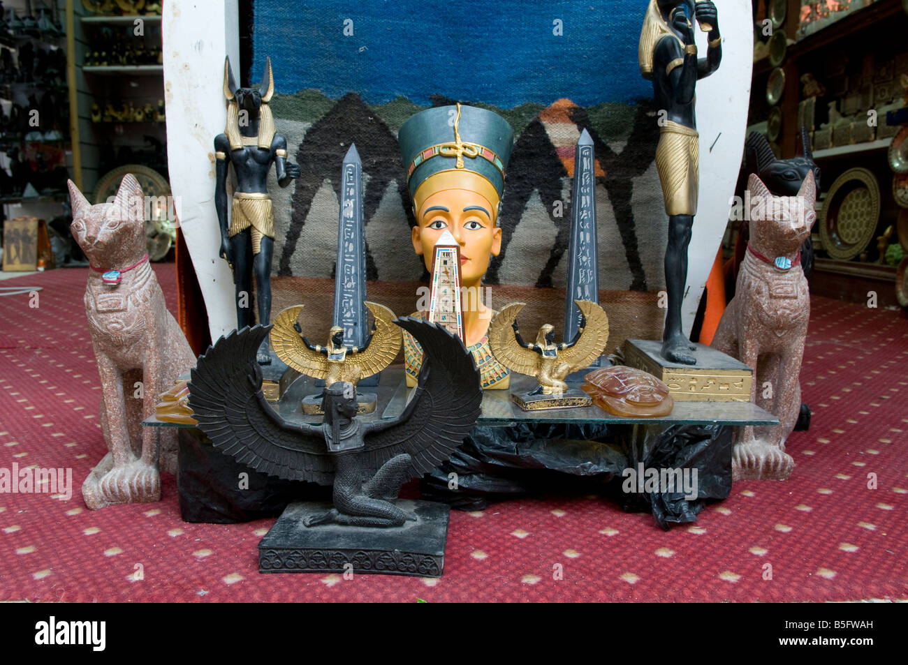 Des répliques de statues à la vente à un magasin de souvenirs dans le souk d'Assouan un bazar coloré connu localement comme la charia comme-Souk, Assouan Egypte Banque D'Images