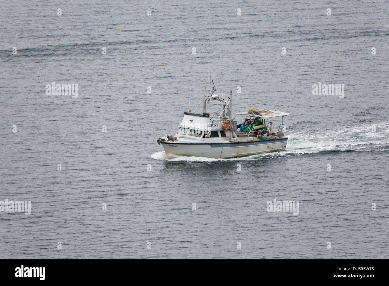 Bateau de pêche commerciale privée au chenal près de Sitka, Alaska Banque D'Images