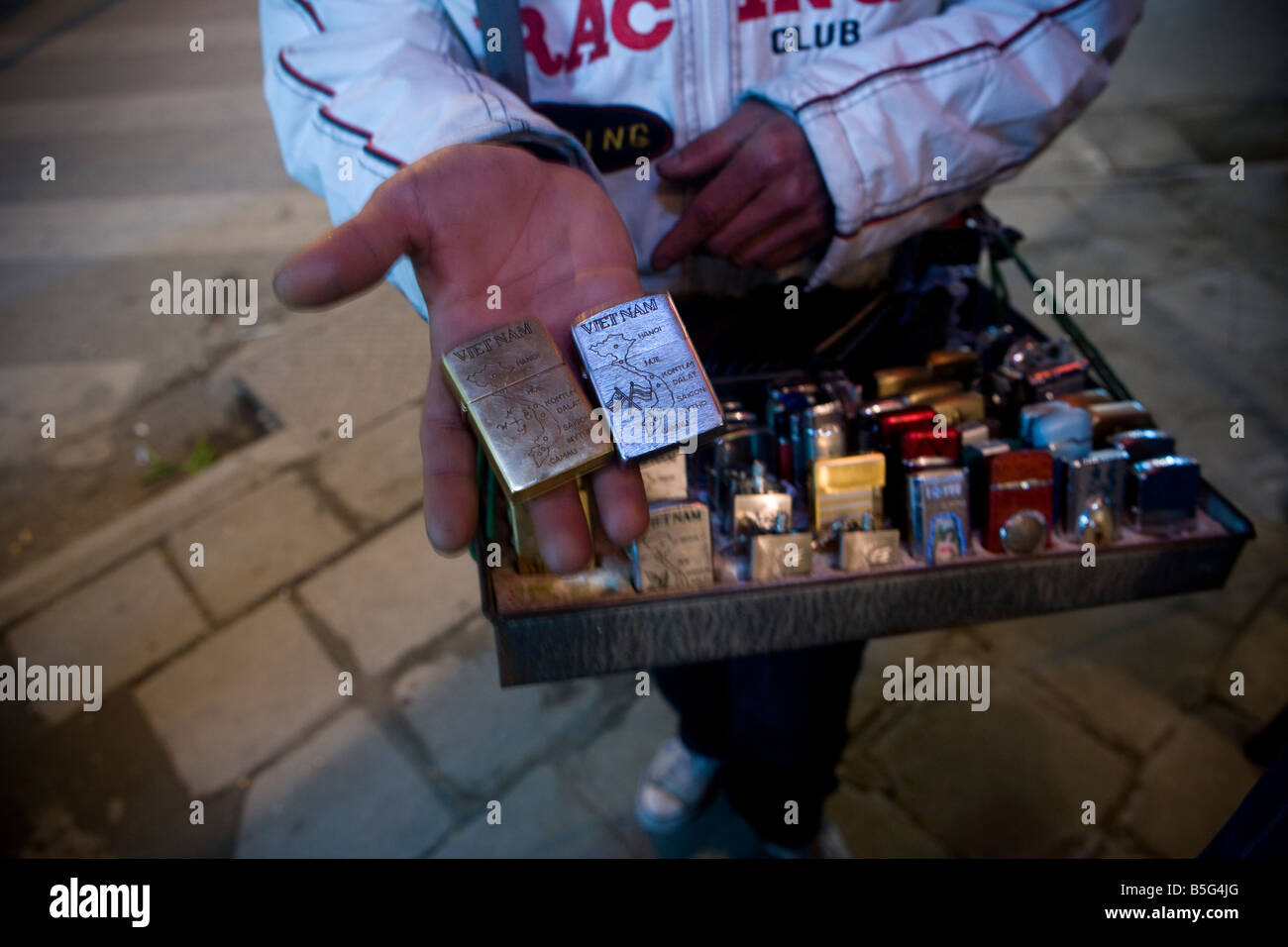 Vendeur de rue avec les briquets Zippo dans le centre de Hanoi VIetnam Banque D'Images