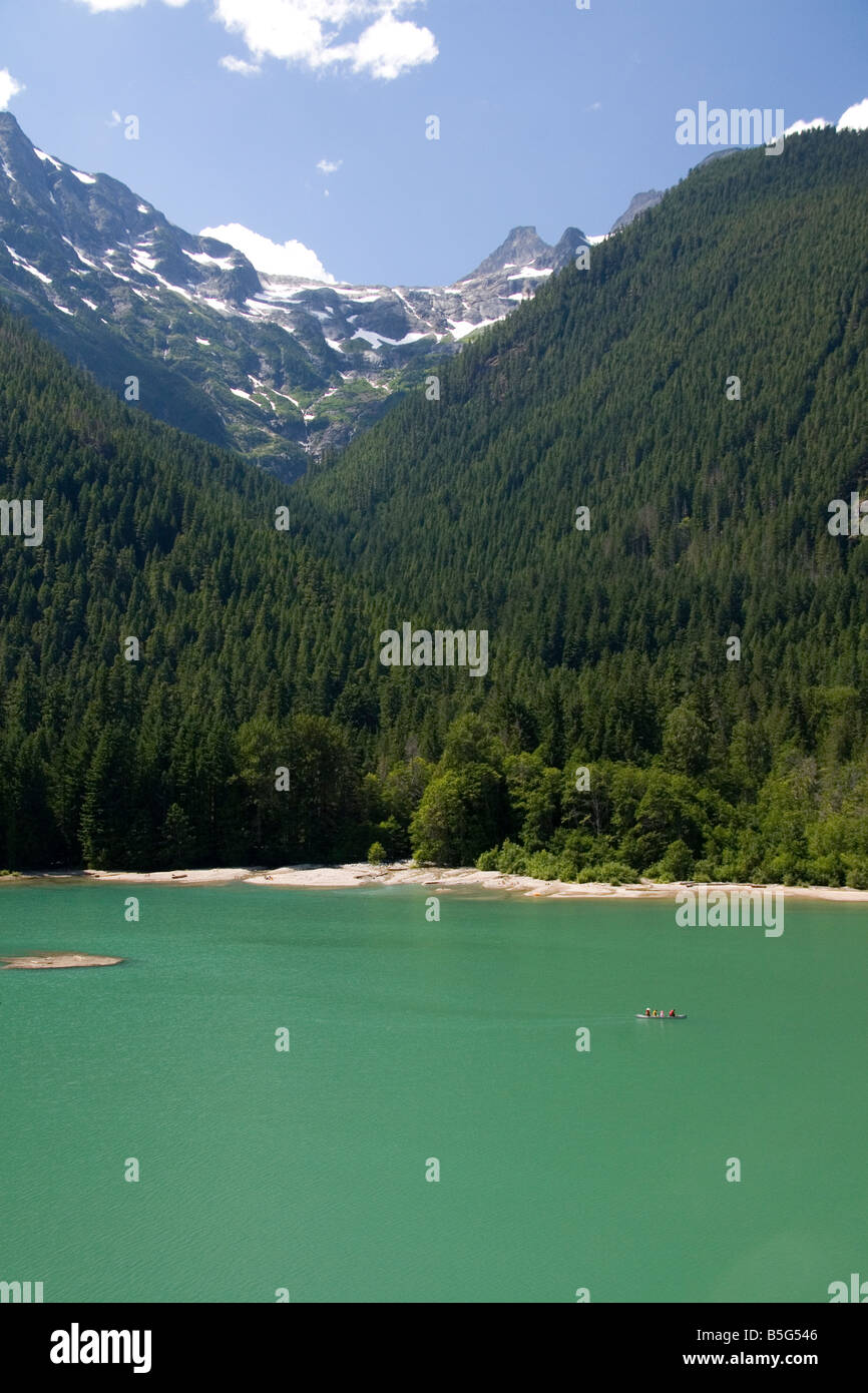 Canoë sur Diablo Lake dans le Nord de la chaîne des Cascades Washington Banque D'Images