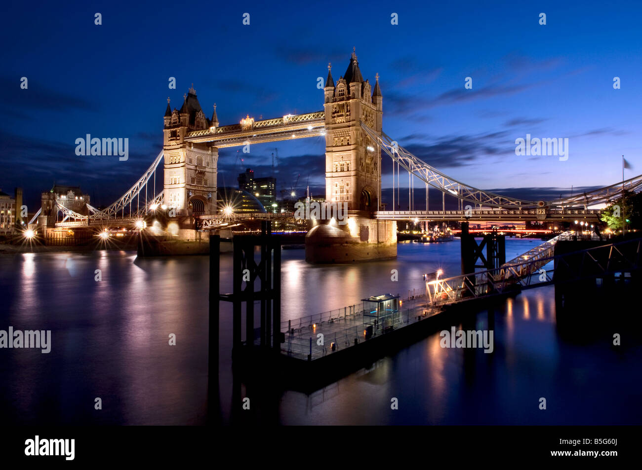 Tower bridge Londres de nuit grande bretagne Banque D'Images