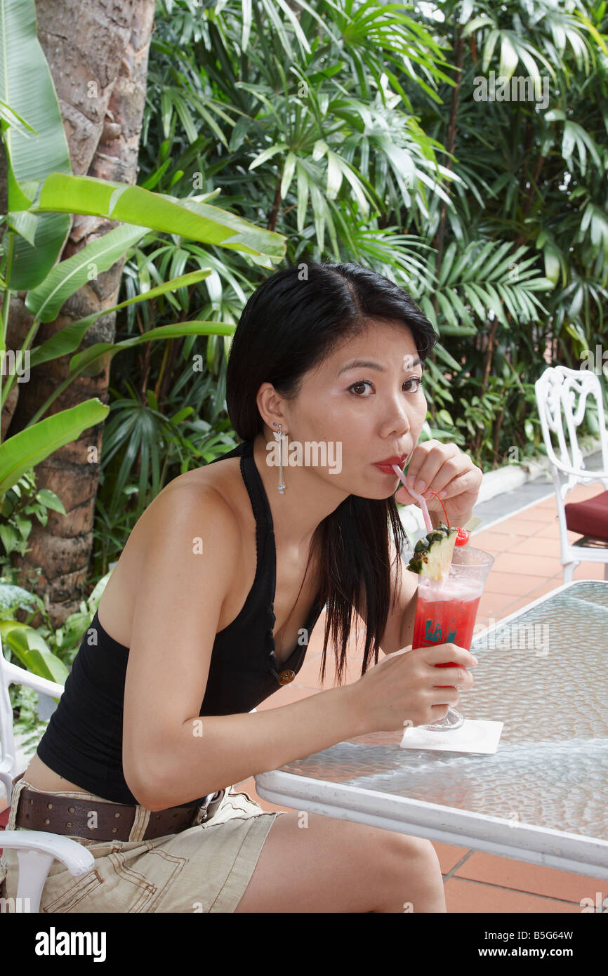 Femme chinoise avec Singapore Sling au Raffles Banque D'Images
