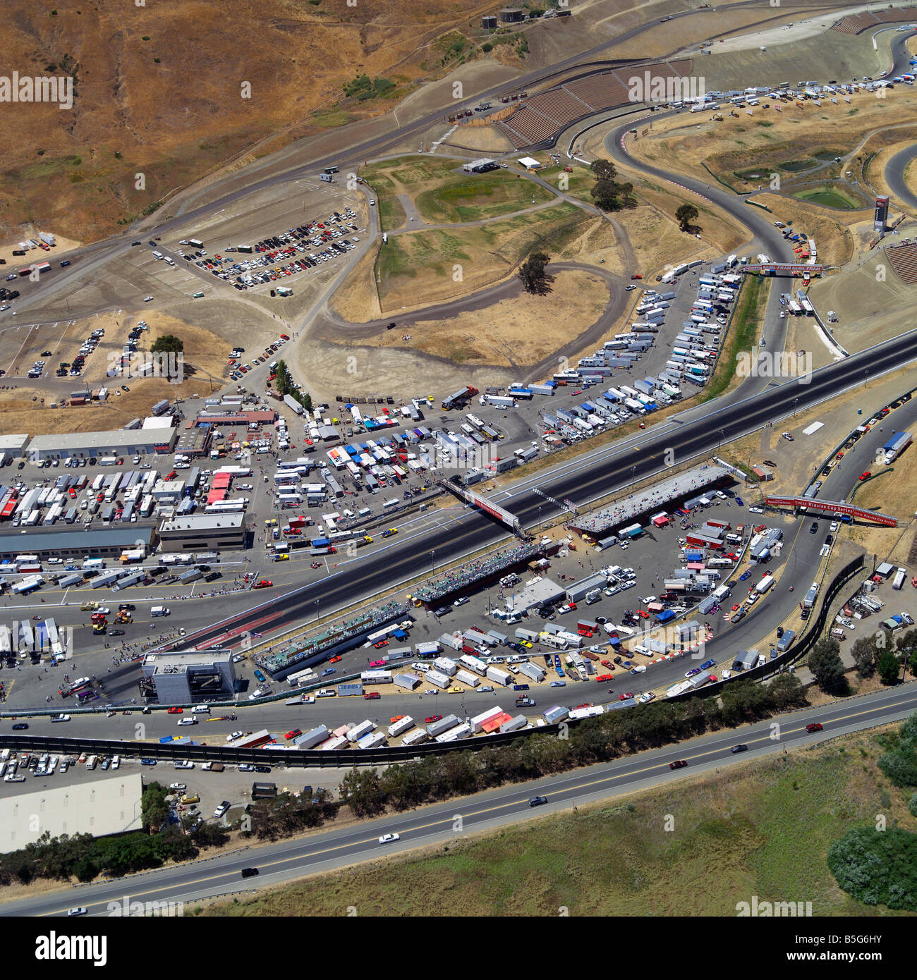 Vue aérienne au-dessus de NASCAR Winston Cup à Infineon (Sears Point) piste de course automobile dans le comté de Sonoma en Californie Banque D'Images