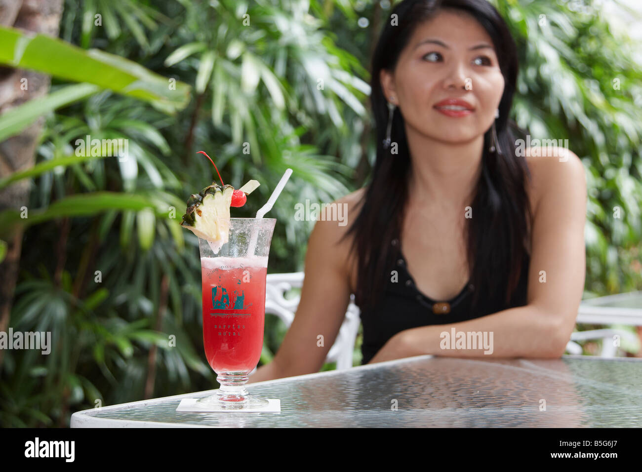 Femme chinoise avec Singapore Sling au Raffles Banque D'Images