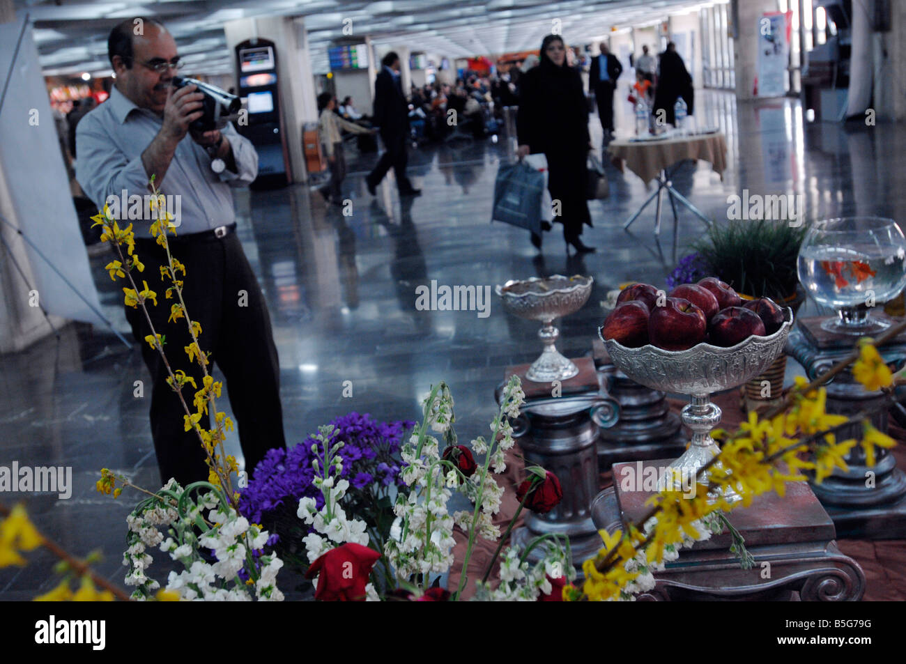 Un homme d'âge moyen des films iraniens un Nouvel An traditionnel ou pas d'affichage à l'aéroport de Mehrabad Ruz Banque D'Images