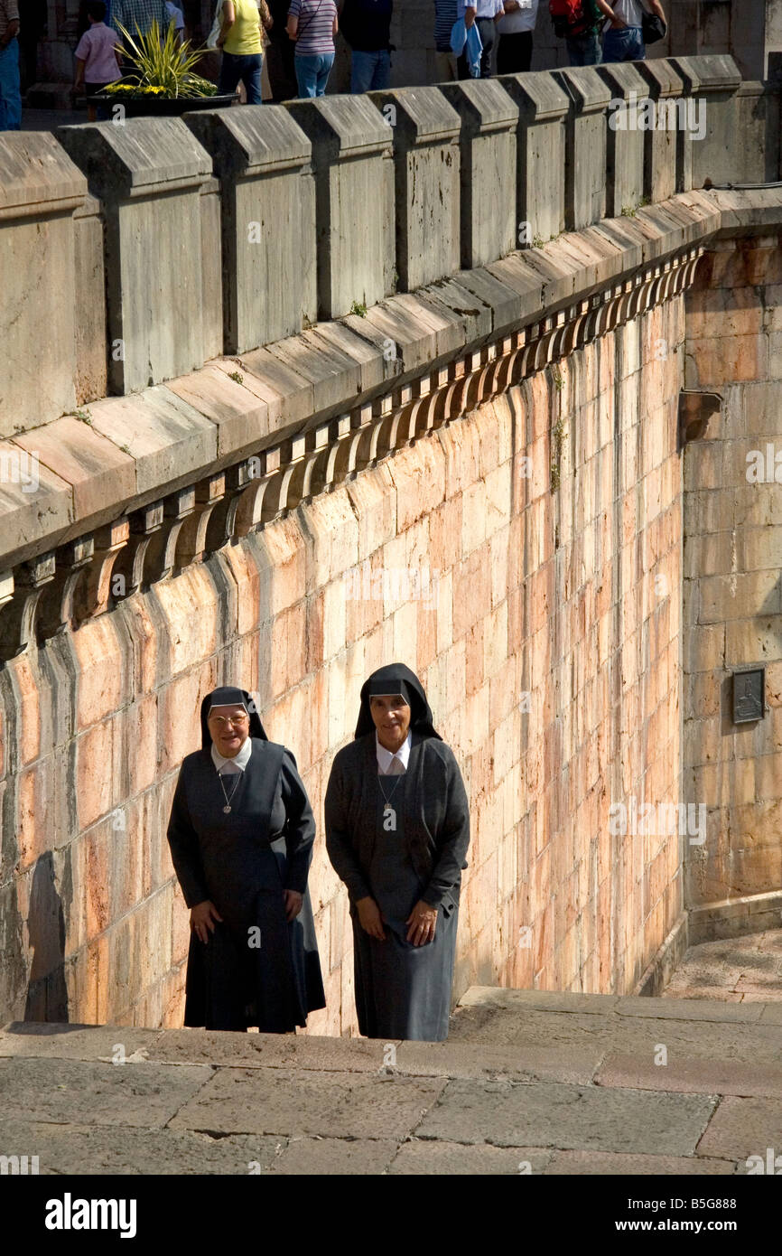 Les religieuses dans la basilique de Covadonga Asturies le nord-ouest de l'Espagne Banque D'Images