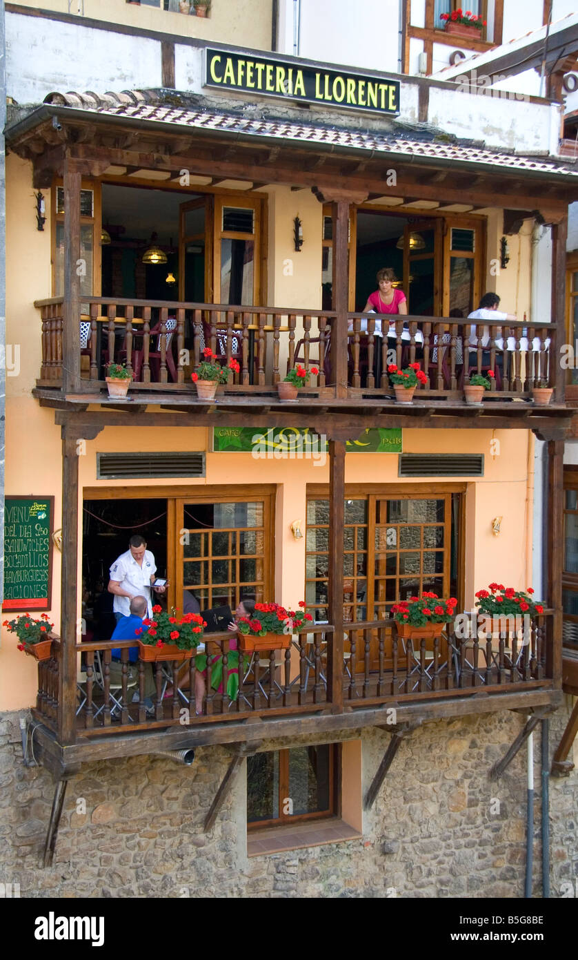 Personnes dîner sur un balcon d'un restaurant dans la ville de Potes Cantabria Liebana, nord-ouest de l'Espagne Banque D'Images