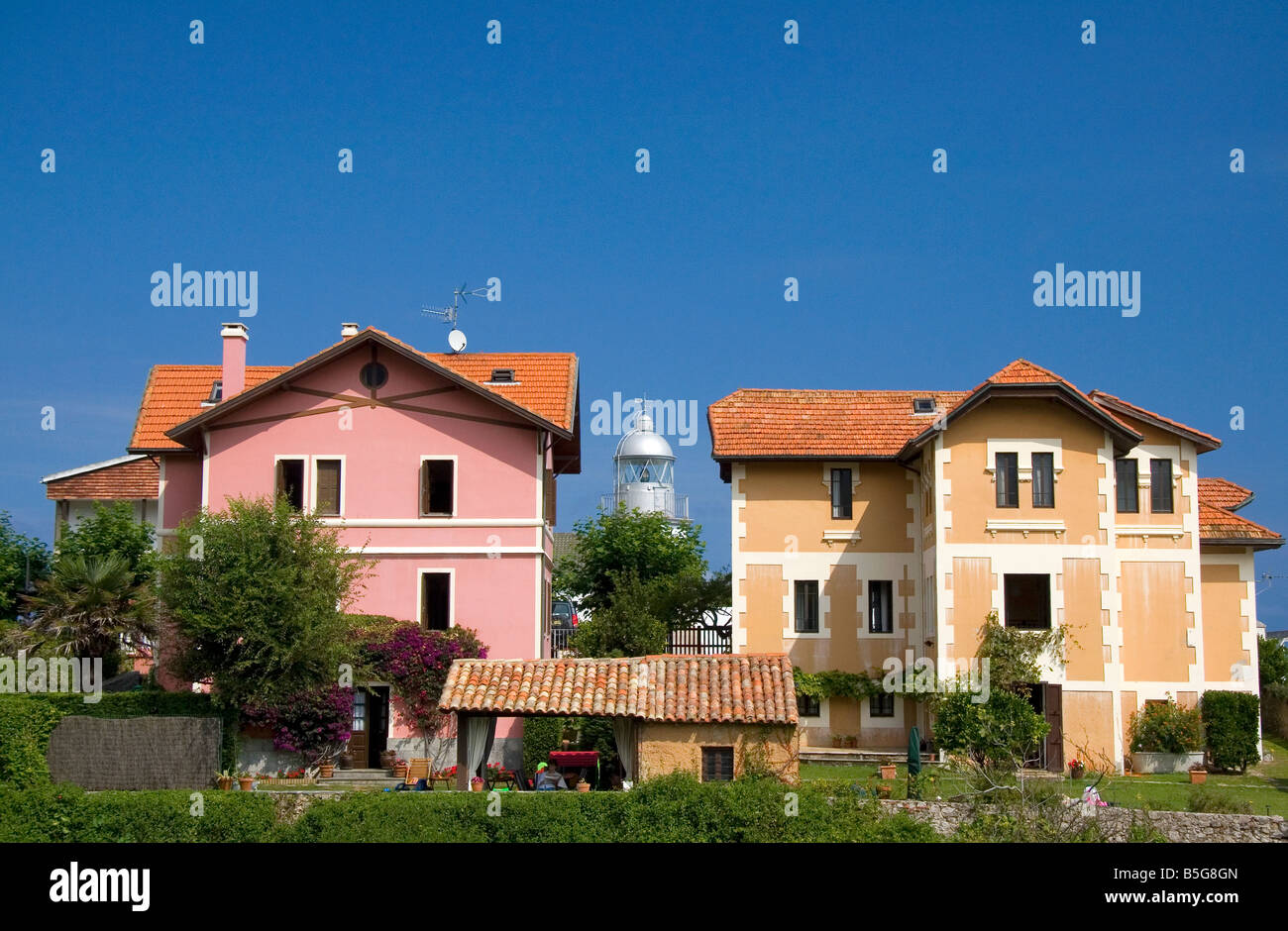 Maisons d'habitation et phare dans la ville de Llanes Asturias Espagne Banque D'Images