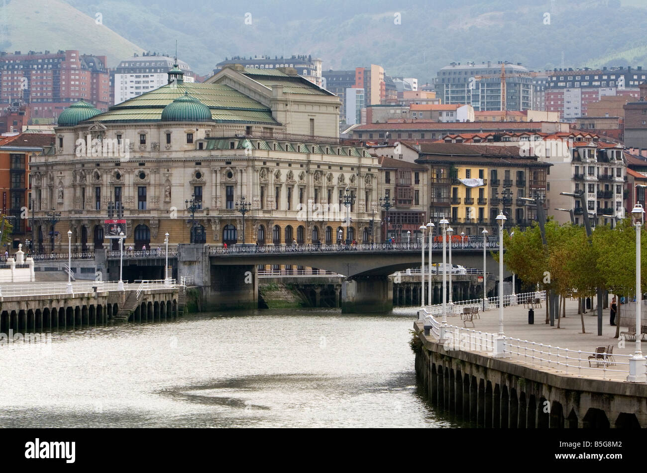 Vue de la rivière Nervion et l'opéra dans la ville de Bilbao BISCAYE le nord de l'Espagne Banque D'Images