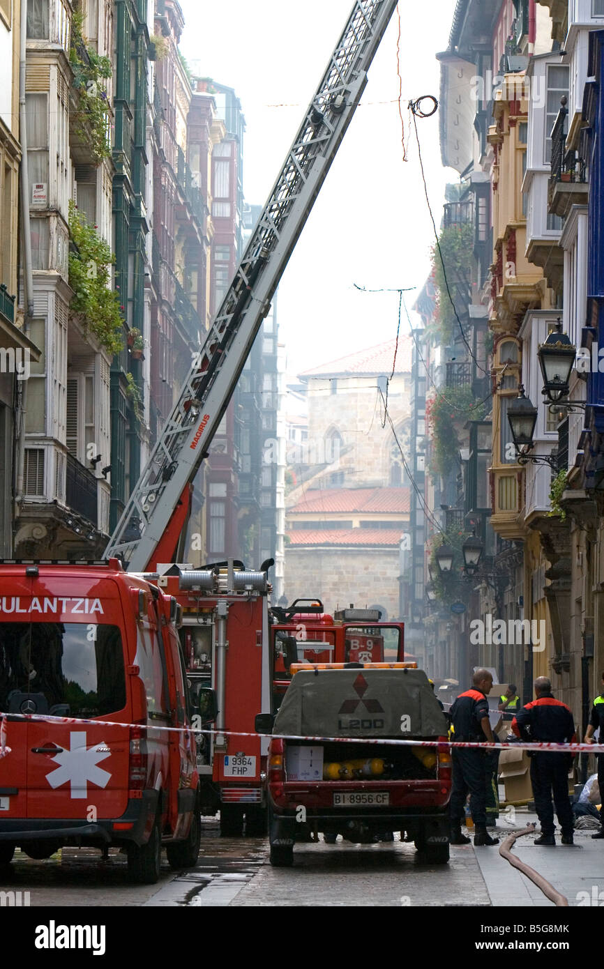 Camions de pompiers sur les lieux d'un appartement en feu dans la ville de Bilbao BISCAYE le nord de l'Espagne Banque D'Images