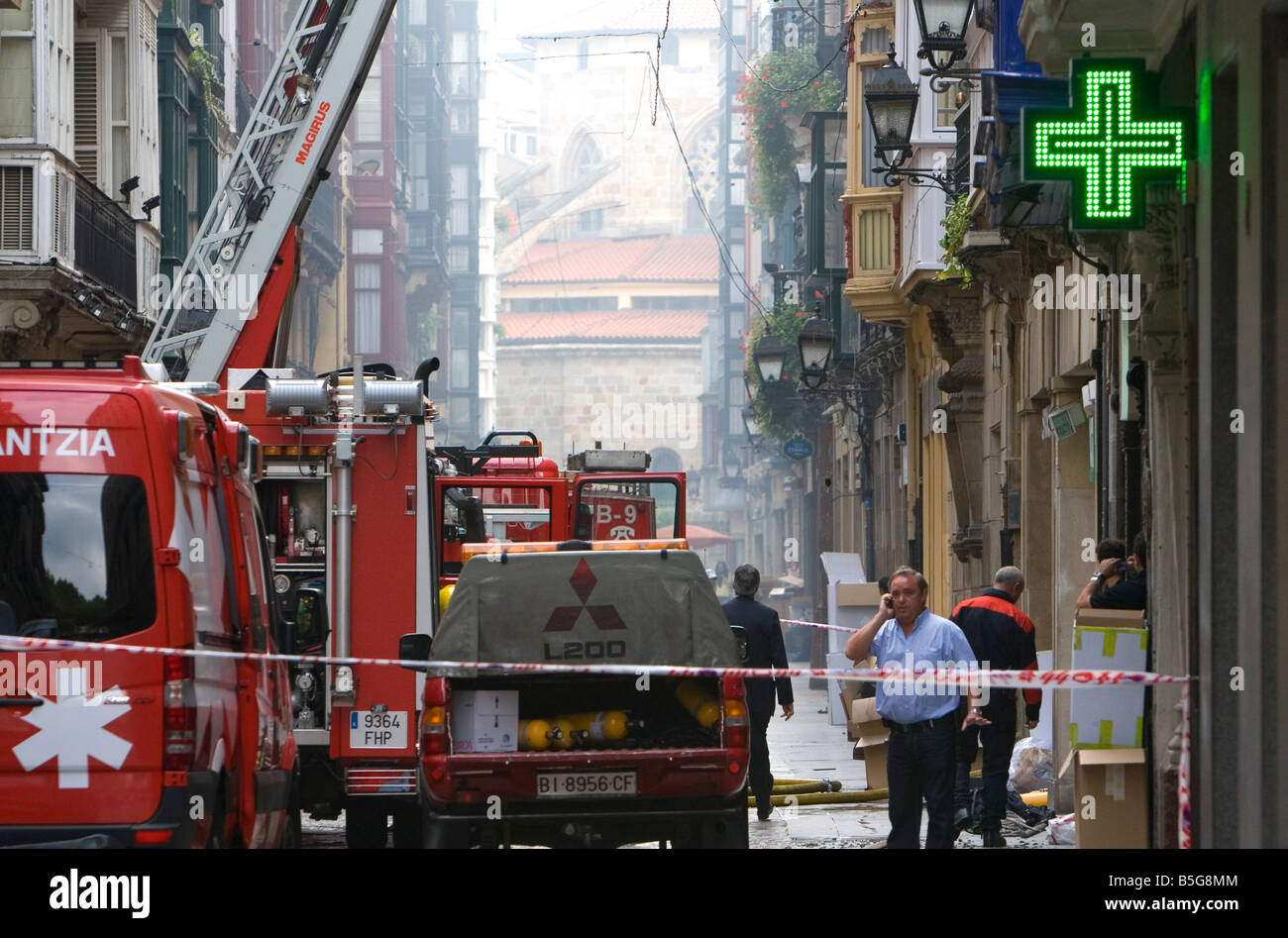 Camions sur les lieux d'un appartement en feu dans la ville de Bilbao BISCAYE le nord de l'Espagne Banque D'Images