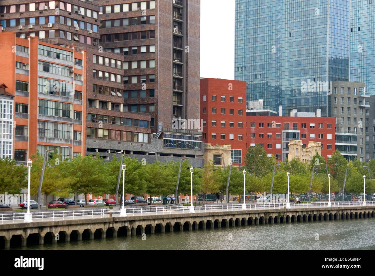 La rivière Nervion et la ville de Bilbao BISCAYE le nord de l'Espagne Banque D'Images