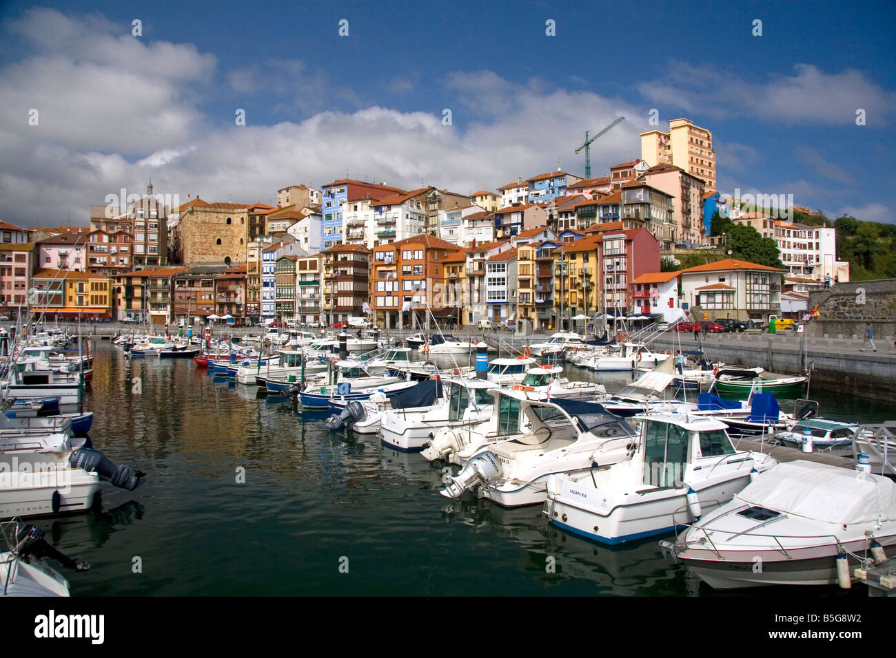 Vieille ville et port de pêche de 1983 dans la province de Biscaye Pays Basque nord de l'Espagne Banque D'Images