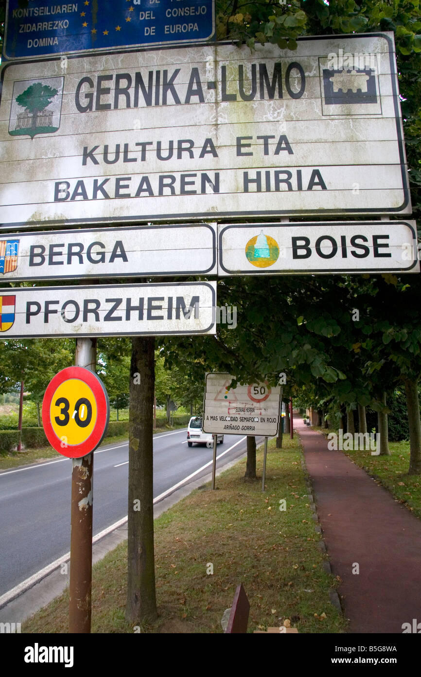 Signalisation routière pour Gernika Lumo dans la province de Biscaye Pays Basque nord de l'Espagne Banque D'Images