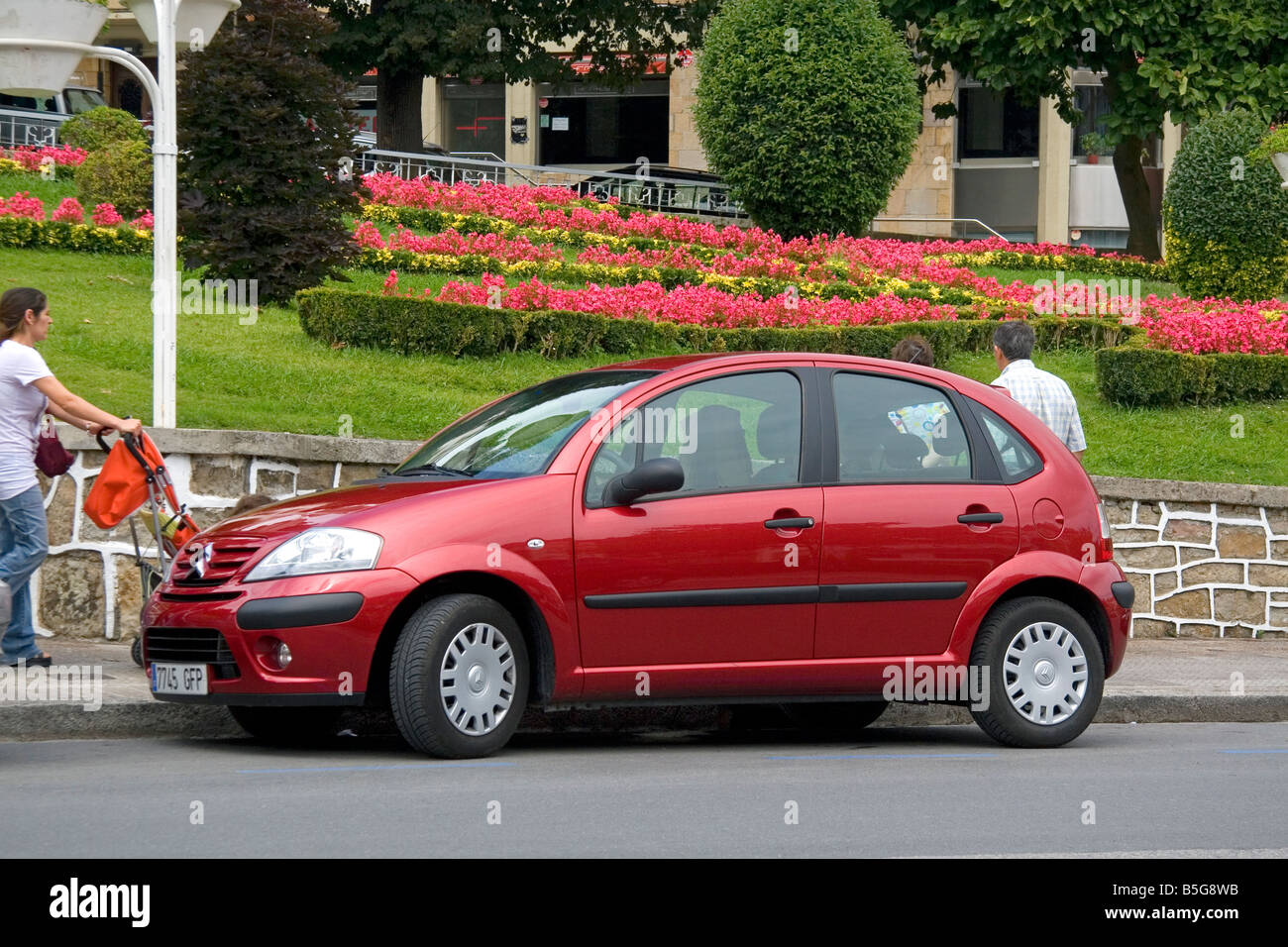 Petite voiture garée dans la rue dans la ville de Gernika Lumo dans la province de Biscaye Pays Basque nord de l'Espagne Banque D'Images