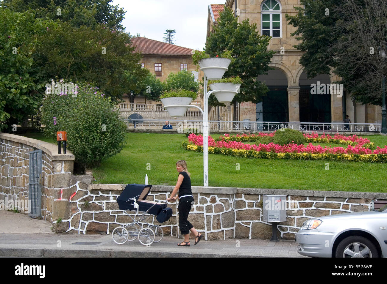 Femme poussant un landau dans la ville de Guernica dans la province de Biscaye Pays Basque nord de l'Espagne Banque D'Images