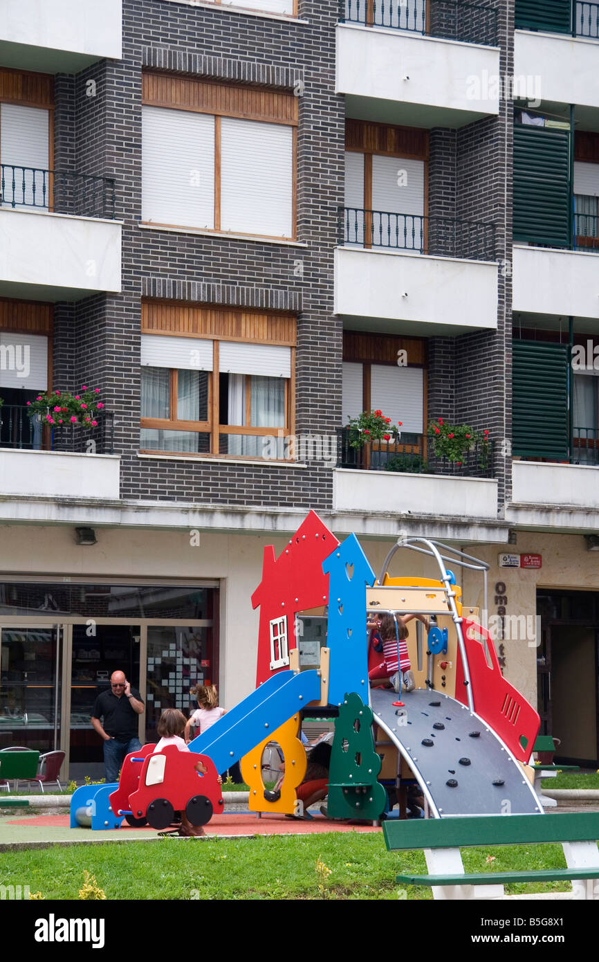 Utiliser l'équipement de jeu des enfants en face d'un appartement logement dans le nord de l'Espagne Guernica Banque D'Images