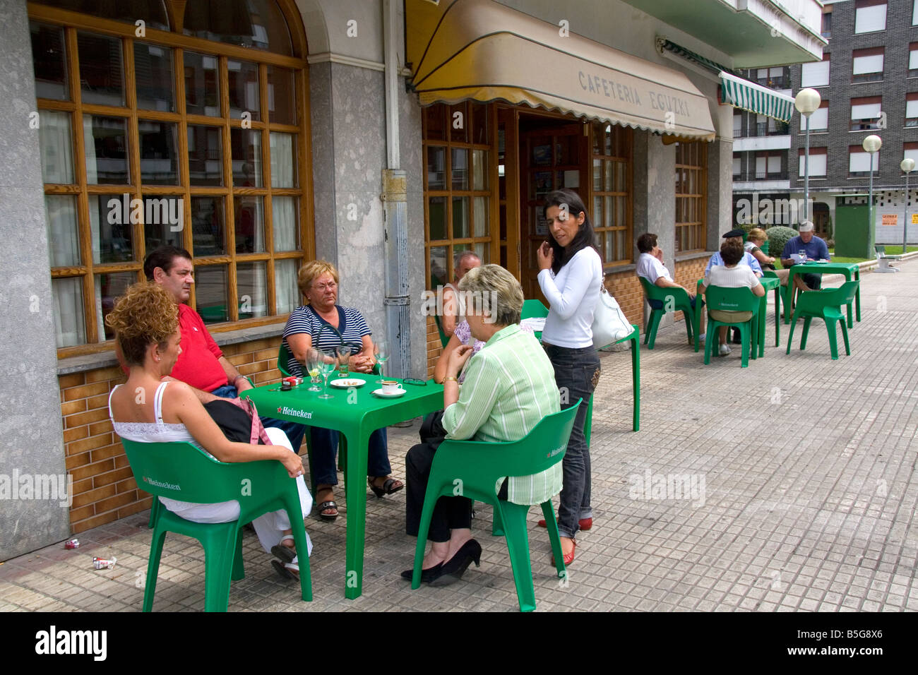 Personnes dîner dehors dans un café à Guernica dans la province de Biscaye Pays Basque nord de l'Espagne Banque D'Images