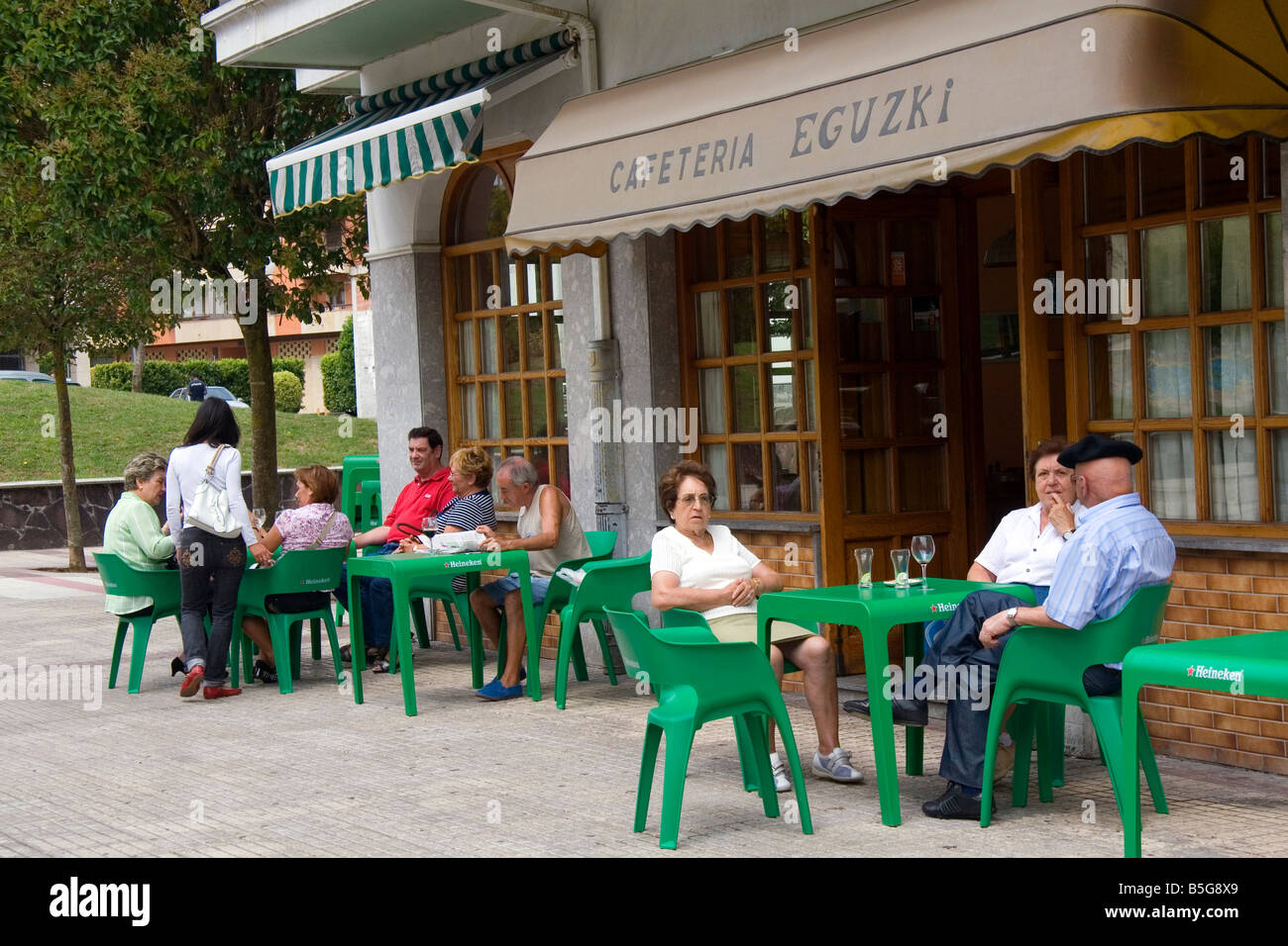 Personnes dîner dehors dans un café à Guernica dans la province de Biscaye Pays Basque nord de l'Espagne Banque D'Images
