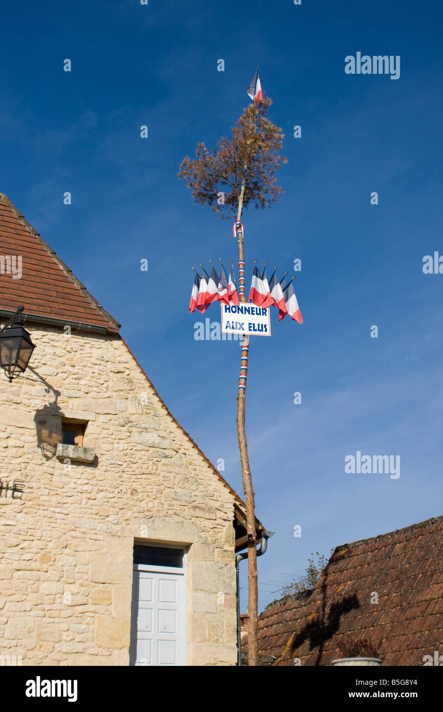 Mairie de Fanlac Dordogne France. Ciel bleu 87187 Clocher Mur vertical Fanlac Banque D'Images