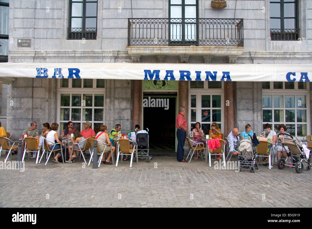 Personnes dîner dehors dans un bar situé à la ville de Lekeitio dans la province de Biscaye Pays Basque nord de l'Espagne Banque D'Images