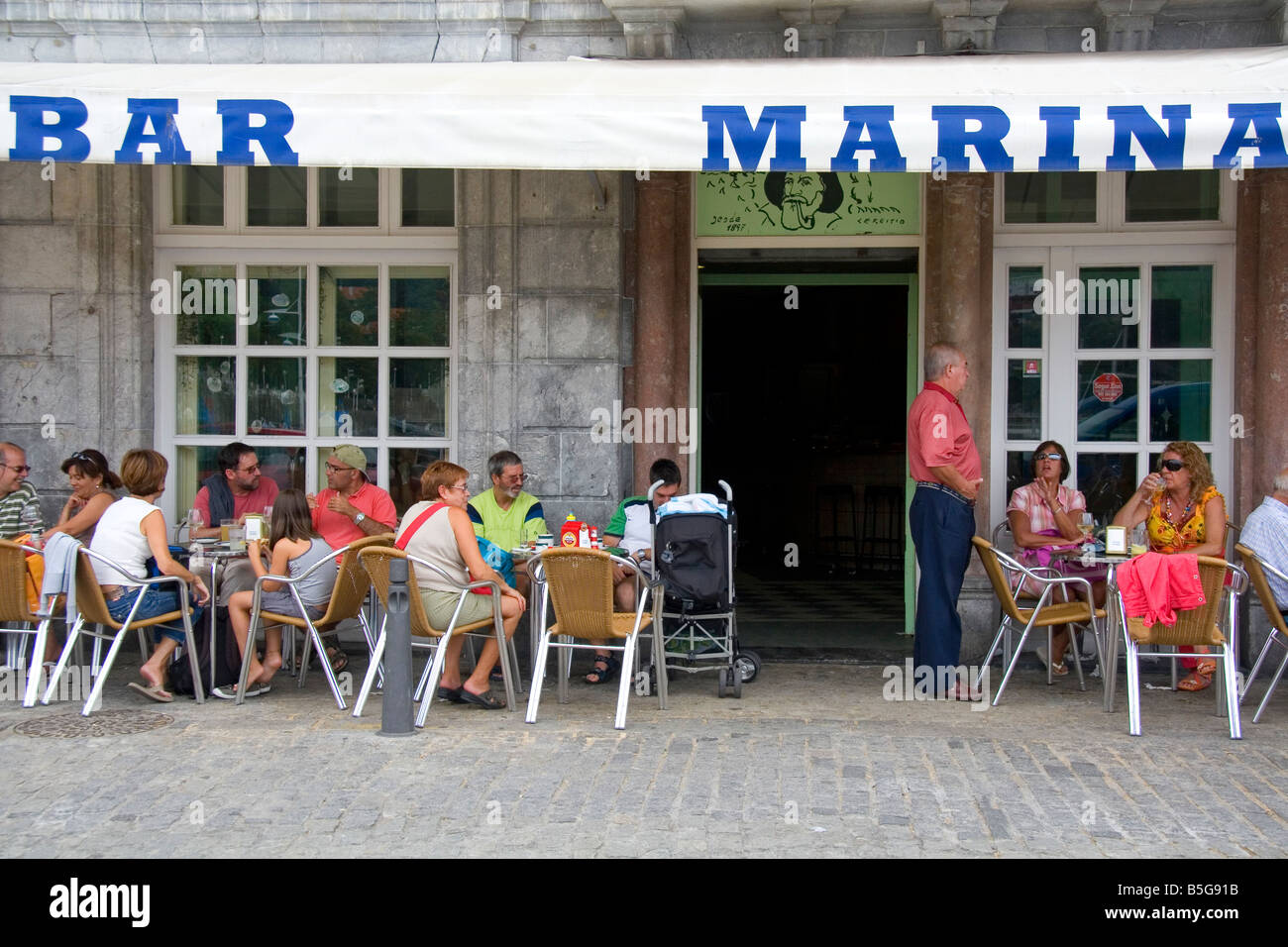 Personnes dîner dehors dans un bar situé dans la ville de Lekeitio dans la province de Biscaye Pays Basque nord de l'Espagne Banque D'Images