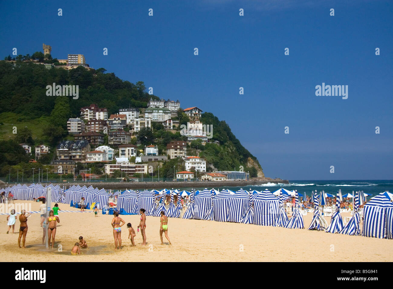 Scène de plage à la baie de la Concha, dans la ville de Donostia San Sebastian Guipuzcoa Pays Basque nord de l'Espagne Banque D'Images