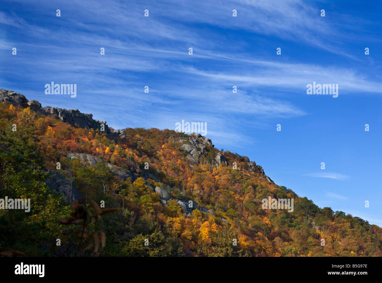 Sommet de granit exposés vieux Rag Mountain avec ciel bleu profond, le Parc National Shenandoah, en Virginie. Banque D'Images